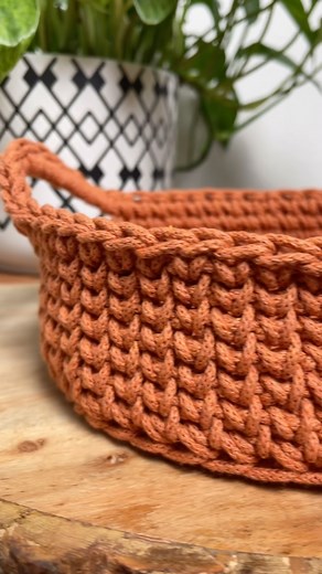Hi my name is Cre and I love making baskets! Seriously, I would have never thought at the age of 39, I’d be a basket maker 😍😆 and this color 🥰 it’s terracotta 3mm braided from @mad4macrame #macramemakers #macramecommunity #baskets #basketmaker #basketmaking #crochetbasket #diyhomedecor #homestorage #craftymama #crochet #macramé | MaCreme by Cre