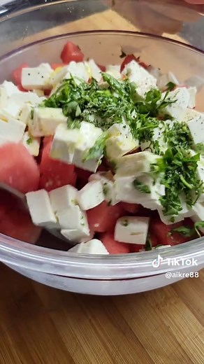 Erfrischender Wassermelonen-Feta Salat für heiße Tage