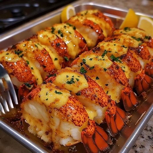 Oven-Broiled Lobster Tails with Garlic Lemon Butter 🦞🍋 Golden, buttery, and tender — the ultimate seafood indulgence! 📝 Ingredients: 4 lobster tails (about 5 oz each) ½ cup unsalted butter, melted 3 garlic cloves, minced 1 tbsp lemon juice ½ tsp paprika ½ tsp salt ¼ tsp black pepper 1 tbsp chopped parsley (for garnish) Lemon wedges, for serving 🍴 How to prepare it: 1️⃣ Prepare the lobster tails: Cut the top of each lobster shell lengthwise and gently pull the meat upward, resting it on top o
