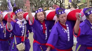 Mujeres japonesas desafían tradiciones milenarias en el Festival del desnudo ante baja de participantes masculinos