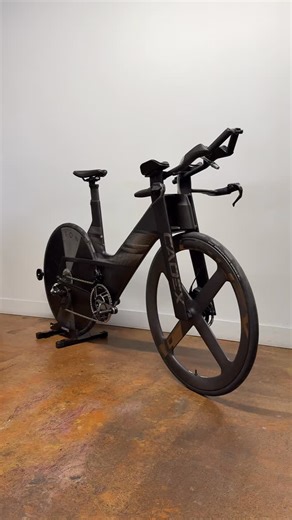 Cadex TRI, Size Medium, Silver Rush, Custom build: - Sram RED AXS E1 TT, 50/37, 10-33 - Cadex Aero 4 Spokes, 1K, Front Wheel. - Princeton Carbonworks Blur 633 V4, Rear Disc Wheel. - C-Bear BB86 Dub Ceramic Bottom Brackets. - Favero Assioma Duo-Shi pedal powermeters. Finished at 10.40 kg, 22.93 lbs. The fastest aero TT bike we ever built. So efficient and easy to ride at 30kph What a bike! @cadexcycling #veloholic #cadexcycling #cadextri #bikeporn #reel | Veloholic Cycles