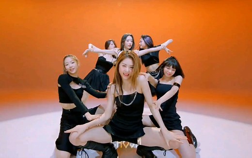 LE SSERAFIM出道曲4K舞蹈版《FEARLESS》MV公开。