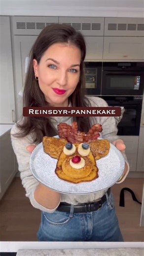 Ida Gran-Jansen on Instagram: "Håper alle hadde en fin dag i går og at svoren ble sprø og ribben saftig 🎁 Reinsdyr-pannekake med bacon-gevir🦌🦌 1/2 banan 1 dl havregryn 0.75 dl melk 1/2 gulrot, revet 1 egg 1 ts bakepulver Bacon Blåbær Banan Tranebær/bringebær Ha alle ingrediensene (unntatt bacon og bær) i et dl-mål og bruk en stavmikser til å gjøre røren helt glatt. Stek hodet, mule og ører. Sprøstek bacon. Jeg klippet et par av baconstripene i to på langs for å gjøre dem litt tynnere. Sett sa