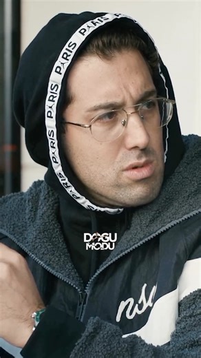 Doğu Modu on Instagram: "Erkekler yalnız kalınca ne konuşur! 🤣 Daha fazlası için takip edin. Futbol sahası dikdörtgen şeklinde olup sahanın kenarlarda yer alan çizgileri taç çizgisi, kısa kenarlarda yer alan çizgiler ise kale çizgisi olarak adlandırılır. Kale çizgileri 45 ile 90 m arasında, taç çizgileri 90 ile 120 m arasında olmalıdır. Uluslararası maçlarda ise bu uzunluklar kale çizgileri için 64 ile 75 m, taç çizgileri için ise 100 ile 110 m olarak belirlenmiştir. Saha, her iki taç çizgisini