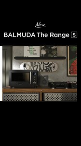 キッチンをもっと楽しく、自分好みに。単機能レンジ「BALMUDA The Range S」が新登場。 バルミューダの電子レンジに新しく単機能レンジが加わりました。BALMUDA The Range Sは、上質なデザインと気持ちのよい使い心地で、いつもの調理を楽しくします。高さと奥行きを抑えたコンパクトな横開き設計で、限られたスペースにも設置可能。自分好みにコーディネートをお楽しみください。 | バルミューダ（BALMUDA）
