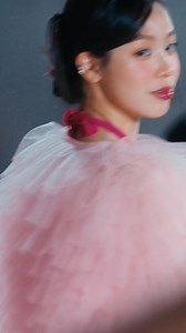 COMFORT HƯƠNG NƯỚC HOA x THANH THUỶ - THƠM XINH CỨ BLING Con gái chúng mình luôn nghe mãi một câu nửa đùa nửa thật: “Tém lại đi.” Đừng mặc nổi quá, đừng nói to quá, đừng thể hiện nhiều quá. Nhưng chúng ta, những cô gái hiện đại biết rõ mình là ai, thích gì, và chẳng cần phải thu mình. Chúng ta không sợ nổi bật, không ngại rực rỡ. Vì chính sự rực rỡ ấy làm cho thế giới này thêm màu sắc và thú vị hơn. Nước xả Comfort Hương Nước Hoa tin rằng mỗi cô gái chính là một đoá hoa xứng đáng được bung tỏa t