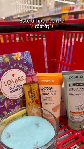 🧖‍♀️ Uneori, cel mai productiv lucru pe care îl poți face este să iei o pauză și să te relaxezi. Dacă simți că bateriile sunt pe terminate, am pregătit o soluție simplă pentru a recrea atmosfera de spa chiar la tine acasă. Secretul stă în detalii: aprinde o lumânare parfumată care să schimbe aerul din cameră, pregătește-ți un ceai aromat și acordă-ți câteva minute de îngrijire cu produsele din gama Cosmia. Te așteptăm la raft să îți alegi propriile ingrediente pentru o stare de bine! ✨ | Auchan