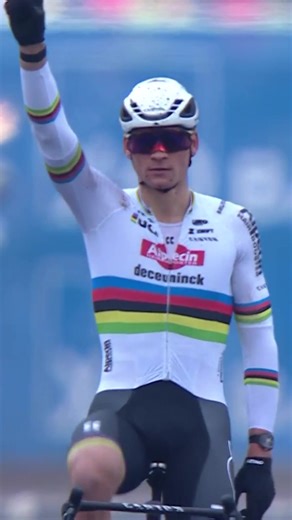 🚴🇧🇪 | Toch weer alleen over de streep! Mathieu van der Poel wint ook in Loenhout, nadat Wout van Aert eerder in de wedstrijd moest lossen met een lekke band. Cross kijk je op HBO Max! 📺