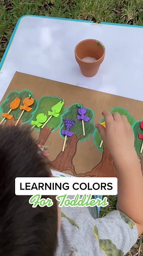Make learning colors fun with this fun color recognition activity. #springactivities #learningcolors #toddlermom #montessori #learnontiktok
