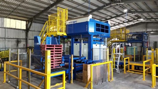 Stacking bags of Potting Soil Searles VPM-10 | Verbruggen Palletizing Solutions