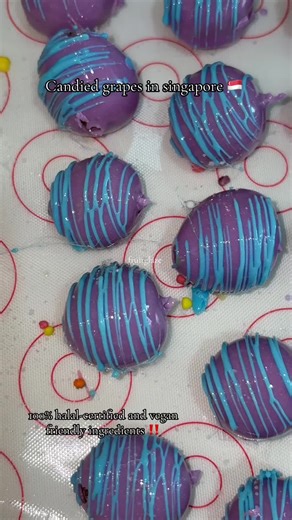 super addictive! 🥰 get the viral candied grapes from fruitglaze! don’t miss out ‼️‼️ Candied Grapes Singapore by Fruit Glaze Candied fruits 🔎 Looking for the best Flavoured Candied Grapes in Singapore? ✨️ Fruit Glaze Candied Fruits delivers the best candied fruits in singapore! Each candied grape is freshly made using only premium vegan and halal ingredients with upmost hygiene to give you the best experience! 💖 Classic Iconic Coatings. Fruit Glaze candied fruits’s candied fruits are coated e