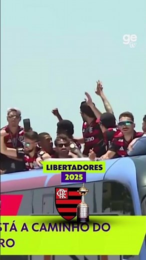 JOGADORES SOBEM NO TETO DO ÔNIBUS E FESTEJAM COM A TORCIDA | FESTA DO FLAMENGO | #shorts | ge tv