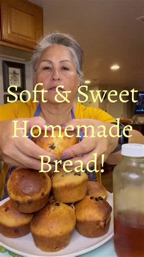 Soft & Sweet Homemade Bread! Two delicious flavors! Ingredientes: Buttermilk: Leche 60ml, Vinagre blanco 1/2cda. Harina 500grs, Azúcar 150grs, Huevos 3, Yemas 2, Ralladura de naranja o limón, Mantequilla a temperatura ambiente 150grs, Levadura en seca 10grs, Leche tibia 100ml. Opcional: Chispas de chocolate, Pasas de las que prefieras, frutas confitadas. Temperatura del horno 350 Fahrenheit =175 grados Celsius , hornear por aproximadamente 25 minutos!!! A disfrutar!!!#fyp #foodtiktok #baking #pa