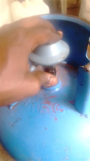 this is how to remove regulator to the cylinder gas