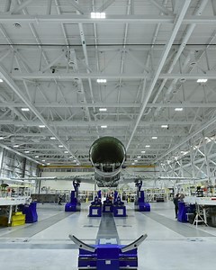 Our first Bombardier #Global8000 production aircraft is coming together right on schedule at our Bombardier’s Aircraft Assembly Centre — on track for entry into service in 2025. #CatchTheMach Notre tout premier avion Bombardier #Global8000 prend forme comme prévu dans notre Centre d’assemblage d’avions Bombardier — en bonne voie pour son entrée en service planifiée pour 2025. #AttrapezLeMach | Bombardier