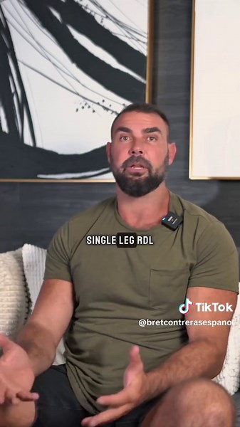 A algunas personas realmente les encanta el peso muerto a una pierna de rodillas. Si aún no lo has probado, te recomiendo que lo hagas. Otras variaciones del peso muerto a una pierna que vale la pena probar son el abductado y el soportado por caderas. ¡Hay una para ti, créeme!