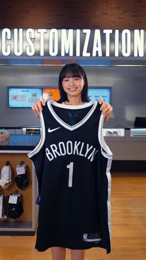 玩轉港澳首間NBA官方授權店！ 位於澳門倫敦人的「NBA 澳門旗艦店」內陳列了多名傳奇球星的親筆簽名收藏品，是球迷們不能錯過的終極朝聖地！ 這裏不單有澳門獨家限定的周邊商品，更有能在球衣上自定名字、號碼和圖案的先進客製化服務，還有BLACKPINK聯名爆款和BAPE x MITCHELL&NESS系列火熱上線！球迷們來澳門記得前來血拼一番，把限定好物與精彩回憶帶回家喔🔥！ 📍地點：倫敦人購物中心2樓2209號舖 🕒營業時間：週一至週日 | 上午11時至晚上9時 🏀 Explore the first officially licensed NBA Store in Hong Kong and Macao! Located within The Londoner Macao, the NBA Macao Flagship Store features a range of autographed memorabilia from legendary players, making it a must-visit spot for basketball fans! Moreover