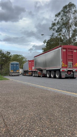 Kenworth T909 Grain Carrier captured recently #Kenworth #T909 #graincarrier #bulkhaulage | Elite Truck Photography