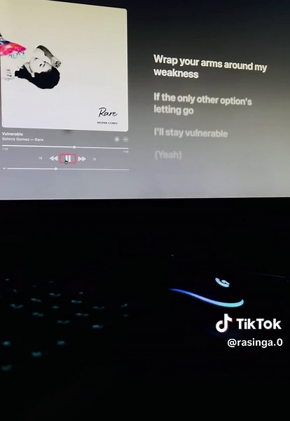 Selena Gomez - Vulnerable #vulnerable #selenagomez #lyrics #lyrics_songs