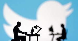 Este es el famoso gif de Twitter para aprender preposiciones en Inglés