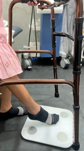 In the first month post-surgery, the body is at a crossroads. Guided physical therapy helps: Manage pain through movement. Prevent stiffness and scar tissue buildup. Re-train muscles that "switched off" during surgery. Restore balance to prevent future falls. Our patient here is 4 weeks post-op and absolutely crushing their goals! Recovery takes a village, and we are so proud to be part of theirs. 🌟 ____________________________________________ For any queries or appointments, please do not hesi