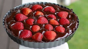 Easy gluten and dairy free chocolate strawberry tart recipe (no bake)