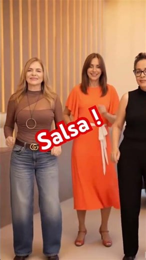 Las MUJERES de 60 Tania Baez , bailando con sus amigas