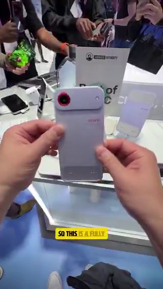 【速報】中国のスマホメーカーが折りたたみ式や透明ディスプレイなど誰も見たことがない次世代技術を次々と発表している。既存の常識を超えたデザインと機能が続々と登場し中国がスマートフォンの未来を先に作り始めた。