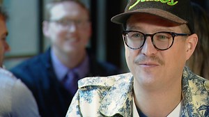 Viral 'crying Mariners fan' pays it forward ahead of Game 5