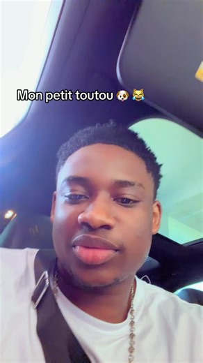 😂🐶 Quand ton chien veut absolument monter dans la voiture… mais qu’il est trop sale aujourd’hui 🚫🚗 Désolé mon gars, je vais juste me coiffer 💇🏾‍♂️ 👉 Prochaine fois, lavage obligatoire 😭🐕 #C#ChienD#DogLifeV#VieDeChienH#HumourTikTokT#TikTokHumour
