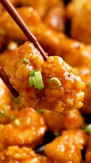 Crispy sweet chilli chicken recipe you’ll love! Ingredients 400 grams/14ozChicken breast or thigh ¼ tsp White pepper 1 tbsp Soy sauce All-purpose soy sauce 150 grams/ 5.2oz Cornstarch About 1 cup ( add more if needed ) 1 Egg Oil for frying Spring onions for garnish For Sweet Chilli Sauce Mix 2 cloves Garlic 1 tsp Dried chilli flakes 1 tbsp Cooking oil 6 tbsp Sweet Chilli sauce Thai or Chinese 2 tbsp Soy sauce 1 tbsp Sugar Brown sugar or white sugar ½ tsp Cornstarch ( Mix it with 3 tbsp water to