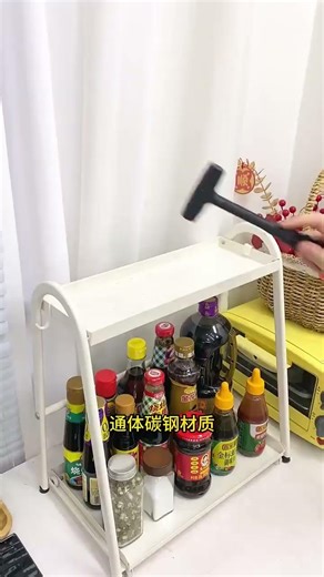 Too many bottles and jars of spices in the kitchen? Try this spice rack! #kitchencrafts #kitchenhack