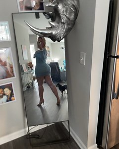Even the workout mirror thing manages to be a dirty mirror in my house. 😆 | Amy Jackson theallamericanbadgirl
