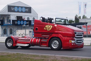 The Scania R999 V8 Red Pearl Is a Roadster Truck That Does Burnouts and Drifts