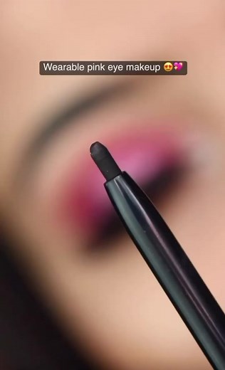 Pink eyeshadow 💗🌸 #pink #eyemakeup #tutorial #fyppp #post #eyeshadow #palette #exploremore #explore #ecplorepage #viralpost #fypシ゚viral #look #fy #foryoupage