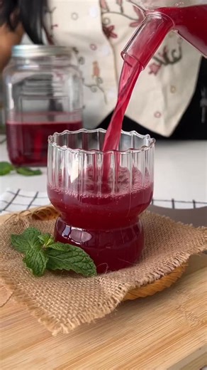 Chef Neha Deepak Shah on Instagram: "🥕 Black Carrot Kanji - Indian Zero Calorie Miracle Drink. This is an Indian Probiotic which is excellent for gut health. It it full of Anthocyanins. It is going to take you 5 mins to prep & make this & then let it sit & ferment. 2 Black Carrots 2 tbsp Mustard Powder (Rai is better than Sarso) 1 & 1/2 tsp Salt 2 & 1/2 tsp Kala Namak 1/2 tsp Black Pepper A pinch of Hing 2 Litres Warm Water (Boil the water & cool it) If you don’t have black carrot, you can use