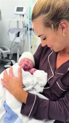 Teddy Thomas - The Birth Story 👶🏼✨ I had been having small contractions / twinges for a couple of weeks before so I wasn’t fully convinced at first that it was all happening or how long it would all take I think being at home in the beginning really helped me to stay relaxed by just keeping busy with household tasks, having a shower getting ready etc. I was threw off a little with knowing when to go in, because although we don’t live too far from the hospital I know how quick the second time c