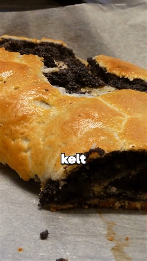 Bejgli. Karácsony. Család. Az egyik nem működik a másik kettő nélkül ebben az időszakban, ez szinte biztos.😉🎄 Naaa, de akkor jó ha repedt vagy sem? 😳 A videóban elmesélem a bejgli történetét, honnan származik, mióta esszük és mikor van benen pont elég töltetlék? 🥐 Miért pont a mák és a dió a fő töltelék ebben a süteményben? Ezt is elárulom... ❤️ Nektek melyik a kedvenc bejglitek? Írjátok meg kommentben! ⬇️ Tanulj hasonlóan izgalmasan történelmet a Voovo-val közös applikációnk segítségével! ✅