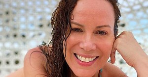 Ex-apresentadora do 'Mulheres', Regina Volpato surpreende ao surgir de biquíni fio-dental
