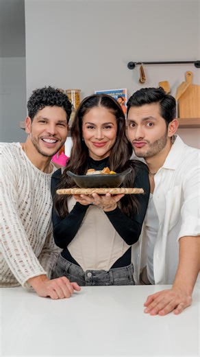 LAS LENTEJAS de @greeicy x @losdenam • Esta es la comida favorita de Greeicy obvio teníamos que preparala juntos. Nos reímos tanto que las lentejas quedaron bien divertidas 🤣🤣 ¡Greeicy loviuuu ♥️! 🎶 Hace calor🔥 • INGREDIENTES: ▪️500 g. de lentejas. ▪️2 papas en cubitos (opcional) ▪️2 ramas de cebolla larga. ▪️2 ramas de cilantro con raíz (bien lavadas). ▪️1 zanahoria en trozos. ▪️2 ó 3 ajos picados. ▪️1 taza de hogao, guiso o frito. • Para el guiso (hogao). ▪️1 cebolla morada. ▪️2 tallos de 