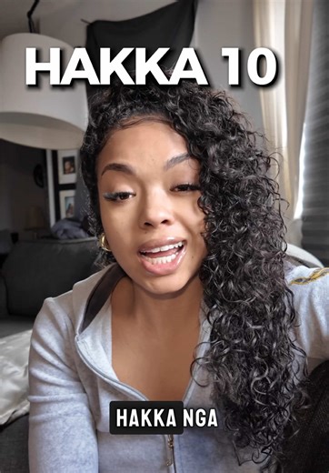 HAKKA 101, CLASS IS IN SESSION 📝 (beginners course link in bio 🫶🏽) with over 40 million Hakka speakers around the world, you never know when this will come in handy 👏🏽 1. kōn tēn sēe (to watch TV) 2. mm jūng-yēe (don’t like) 3. da tēn wā (to phone/call) 4. su tee tēn wā (cell phone) 5. lāi jú (son) 6. mōi jú (daughter) 7. gao (to play) HAKKA 101 FOR BEGINNERS (link in bio) a glimpse into our home hakka 🇨🇳🇯🇲 #hakka #chinese #jamaicantiktok #caribbean #languagelearning