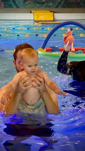 Hoe fantastisch is dit… samen met je baby volg je de lessen ‘babyzwemmen’ in het zwembad. Je kunt al starten vanaf dat je kind 6 weken oud is. 💦 Het water is extra warm 💦 Speciaal opgeleide zweminstructeur 💦 Les in kleine groepen 💦 Kinderen worden watervrij 💦 Goed voor spieren en ontwikkeling 💦 Verschillende locaties Iets voor jullie? Volg een GRATIS PROEFLES 📍bij R&A in Blaricum, Baarn of Vathorst. ℹ️ Meer info? Kijk op Kidsproof.nl of klik door via link in bio voor het complete aanbod v
