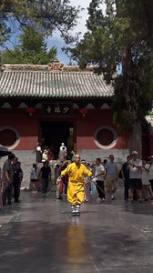 Shi Yan Chen performing 少林双刀 Shaolin Double Sabers in front over the gates of Shaolin Temple China 🐲✨ 1️⃣Follow @shaolinworldwide page for more amazing Shaolin Kungfu, beautiful places in China & inspirational philosophy! 🐉 2️⃣Subscribe to our YouTube channel for exclusive video content including teachings, music meditations, history & interviews! 🎬 3️⃣ Add your email to our mailing list at www.ShaolinWW.com (Link in bio) so you don’t miss out on exclusive retreats, events, products & online 