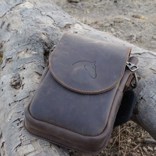 1.1K reactions · 96 shares | Have you seen the newest Horse Holster? Featuring premium leather and a silent enclosure, this new design is not only beautiful, but also highly functional with infinite possibilities for use. Stay safe by riding connected with this durable pouch. ✨ | Handy Holsters | Facebook