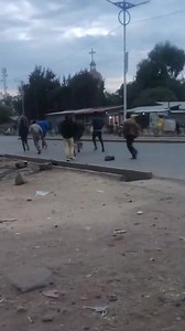 በአርሲ አሳሳ ከተማ ለግዳጅ ውትድርና በመንግሥት መጋዘን ውስጥ በር ተዘግቶባቸው የነበሩ ከ 400 ልጆች በላይ መጋዘኑን ሰብሮ በማምለጣቸው የአሳሳ ከተማ በሚሊሻወች ቱክስ እየተናጠች ነው:: | Jawar Mohammed