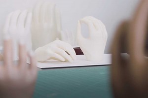 Video: 3D printing prosthetic limbs for refugees