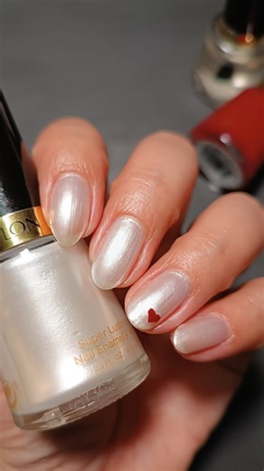 Cuando el color del año se convierte en mood 💅✨ Exprésalo en tus uñas con Súper Lustrous Nail Enamel. #RevlonMexico #NailsInpo #ColorDelAño #NailArt #Esmalte | Revlon