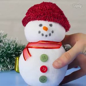 Upcycle those lonely socks into these adorable plush snowmen! #crafty | Crafty