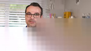 Une recette de gâteau au chocolat hyper facile et rapide à faire : le Suzy de Pierre Hermé. On dirait presque un brownie ou un fondant au chocolat même si la texture est différente. Les ingrédients : • 200g de chocolat • 200g de beurre • 110g de sucre • 4 oeufs • 70g de farine tamisée 1. Faire fondre le chocolat avec le beurre 2. Laisser revenir à température ambiante 3. Blanchir les oeufs avec le sucre 4. Réunir les 2 préparations 5. Incorporer la farine tamisée 6. Chemiser un moule à gâteau (i