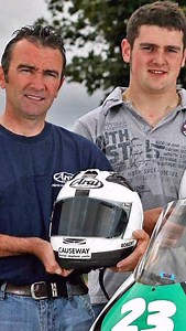 222K views · 10K reactions | Michael Dunlop gagne la course juste après la mort de son père 勞 ➡️ L’épisode sur la légende du Tourist Trophy, Joey DUNLOP est disponible sur notre chaîne YouTube “Dans La Boîte à Gants” ! 欄 @autosphere #tt #touristtrophy #michaeldunlop #record #crash | Dans La Boîte à Gants | Facebook